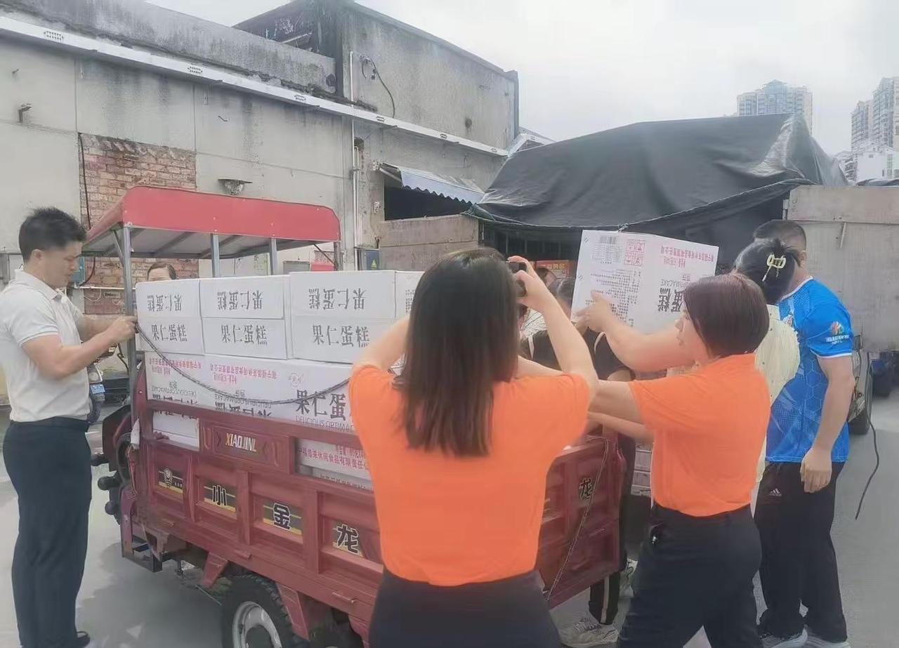 昨天两大车分别发往防城港和横州灾区，今天继续为贵港灾区人民送去温暖[心]广西加油