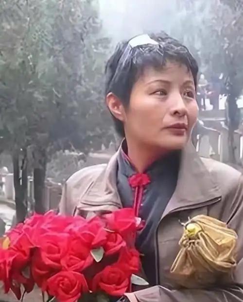 1984年，老山女兵谢楠因私自开枪为牺牲的战友送行，遭到开除，20年后，谢楠归来