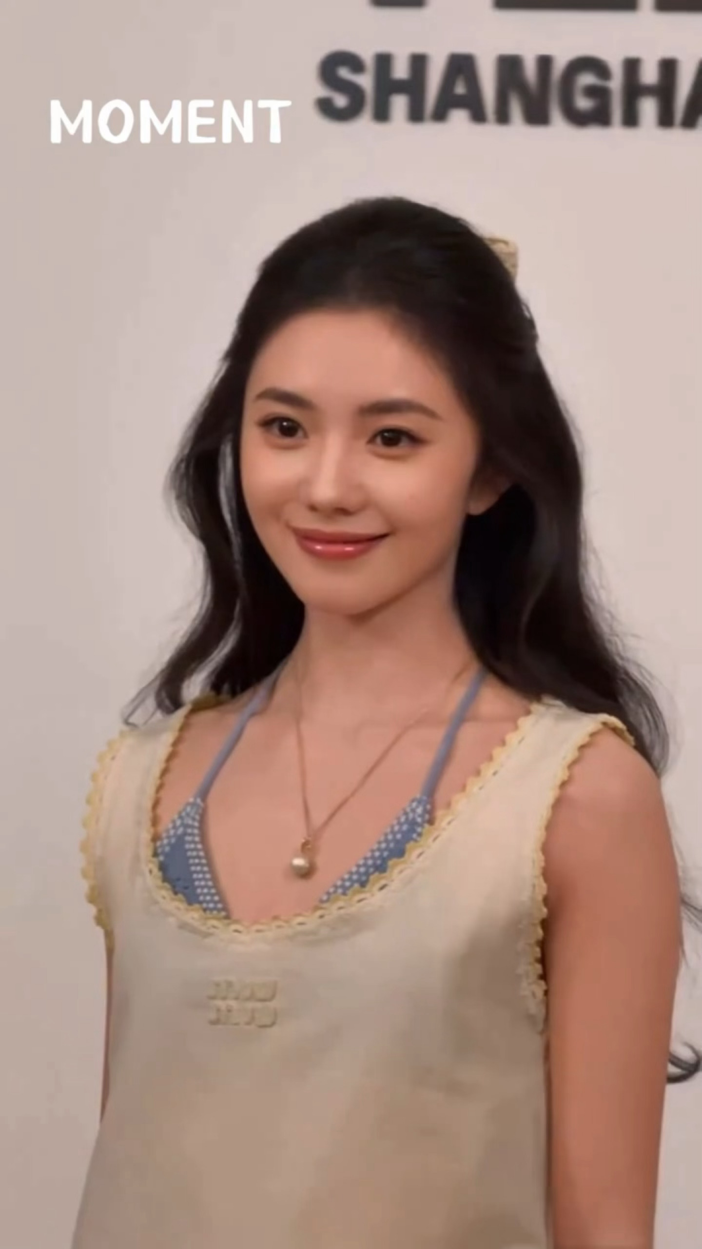 公主震撼美丽！！！！！刘浩存蝴蝶结半扎发小黄裙造型
