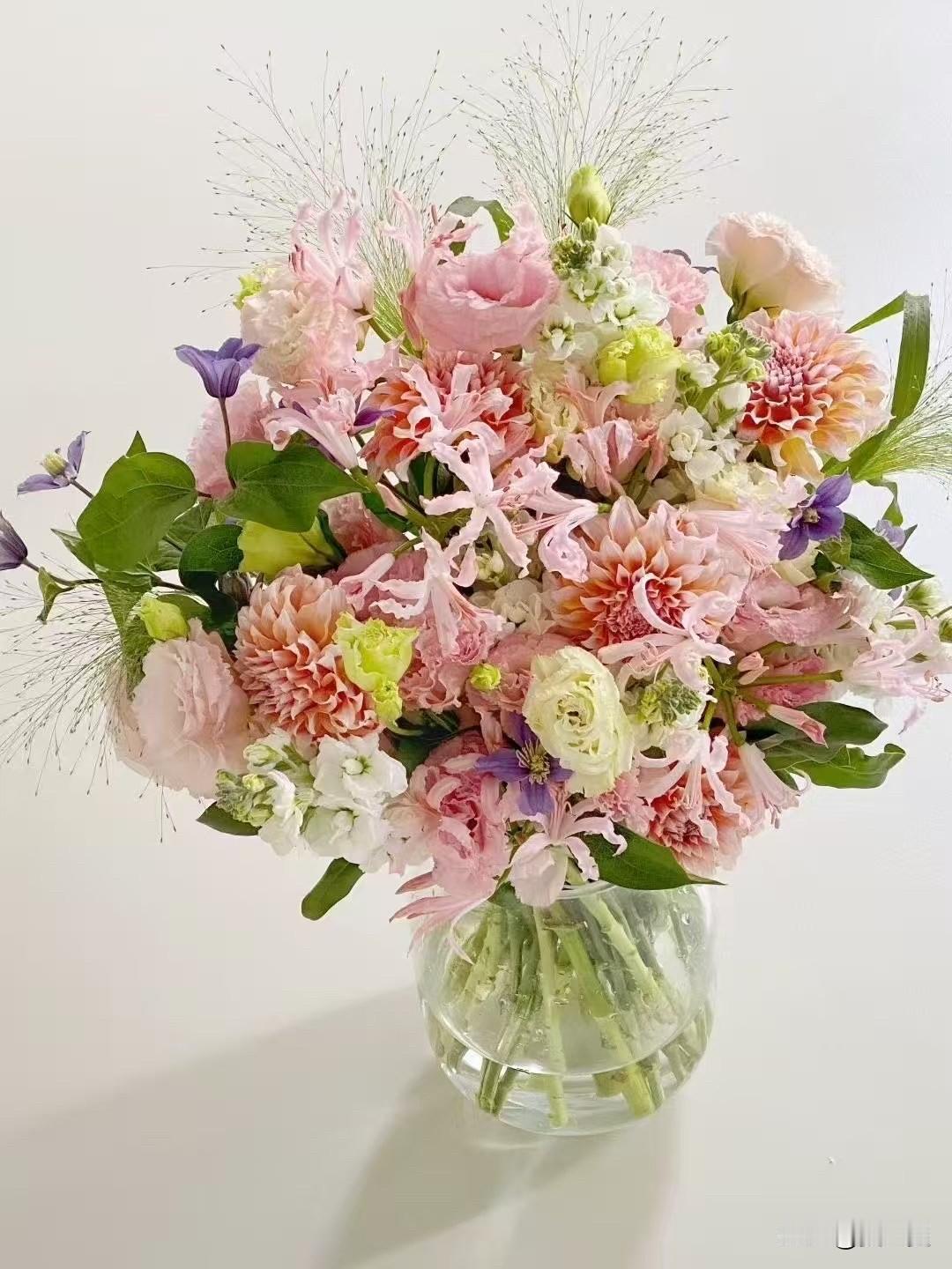 生活美学｜花艺之美
花与日常，皆为美好。
一束鲜花，滋养心灵。
一缕香飘，溢满春