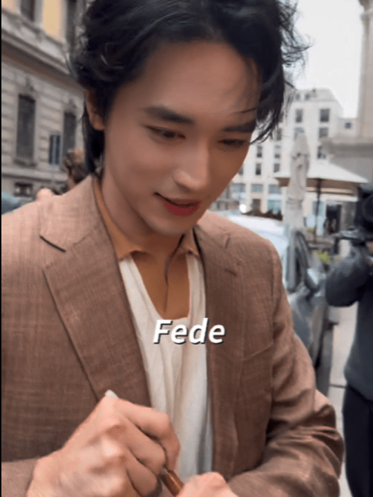 许魏洲米兰签名界鸡排哥 从T台到街头，许魏洲完美切换“时尚icon”和“邻家哥哥