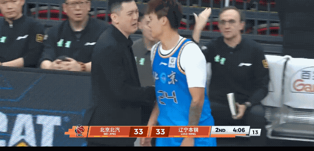 杨鸣教练也是挺有意思，本来是对裁判判罚不满，最后竟然拉着赵睿去讨论这个判罚问题！