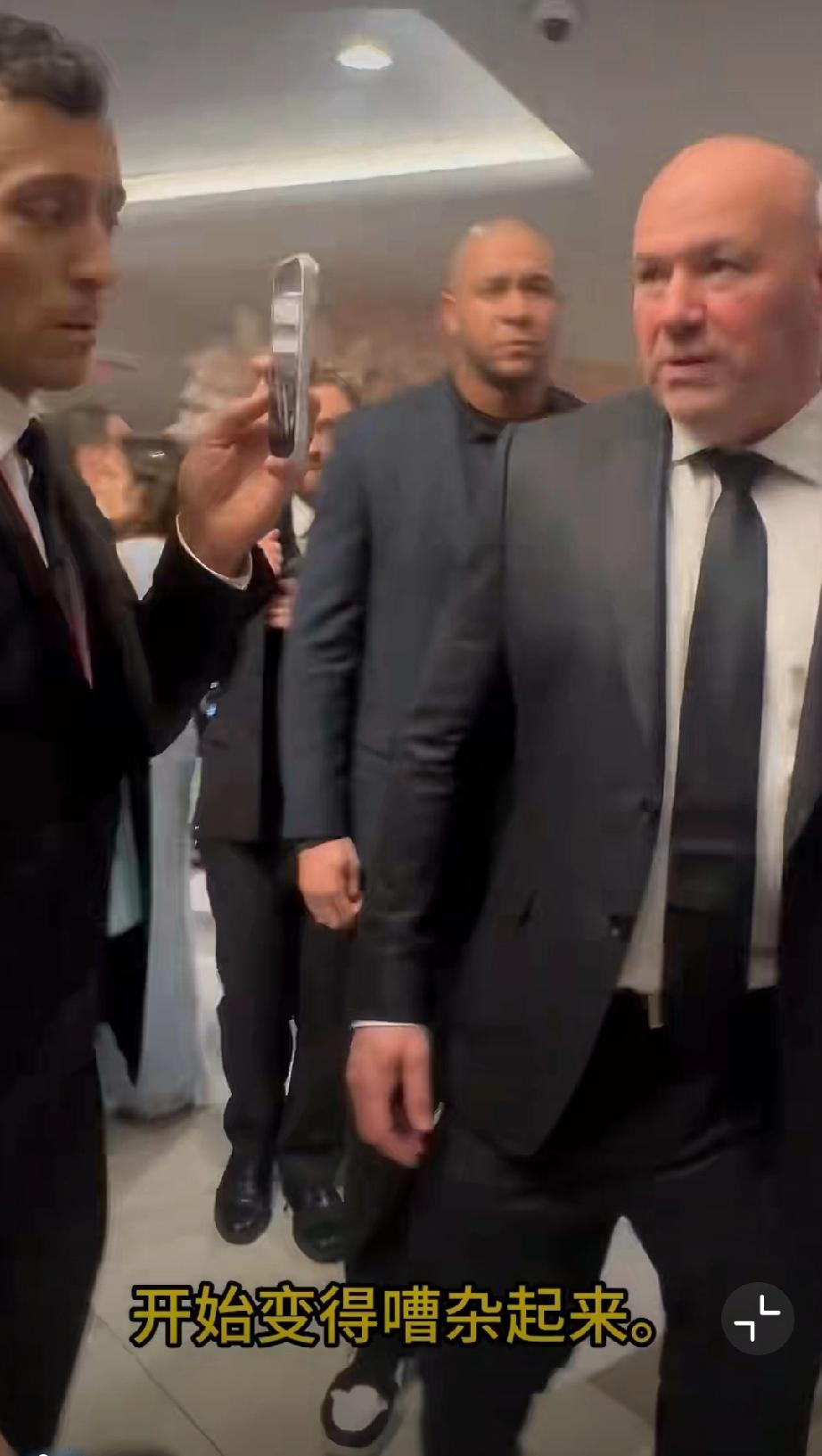 白大拿对白宫记者晚宴枪击事件的反应：“这简直太他*的棒了。我几乎享受了每一分钟。