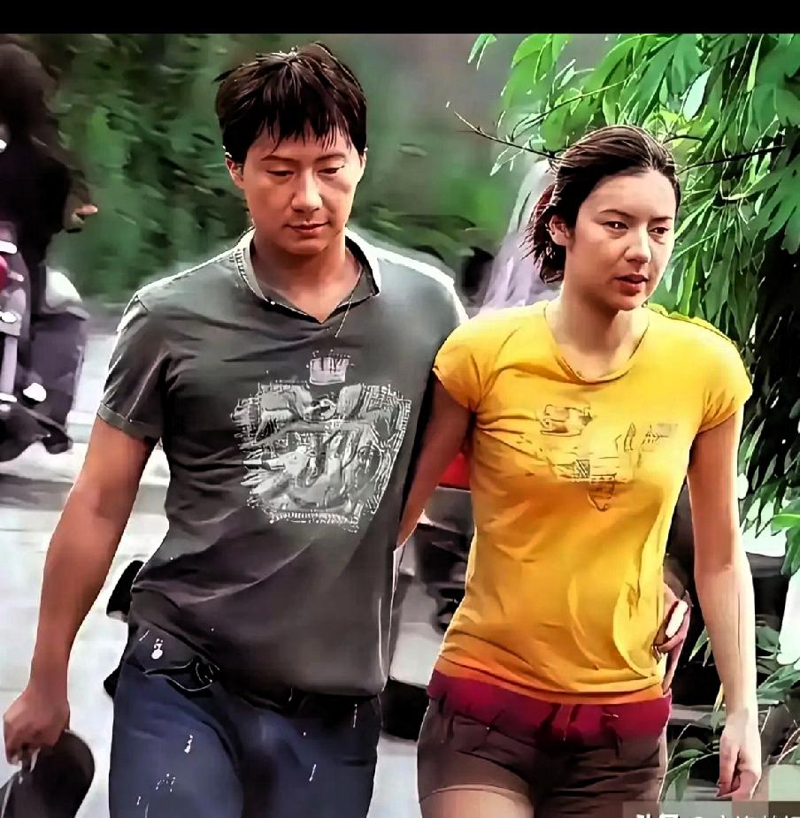 大家还记得这两个人是谁吗？
曾经黎明与妻子乐基儿的一张留影！
2008年3月13