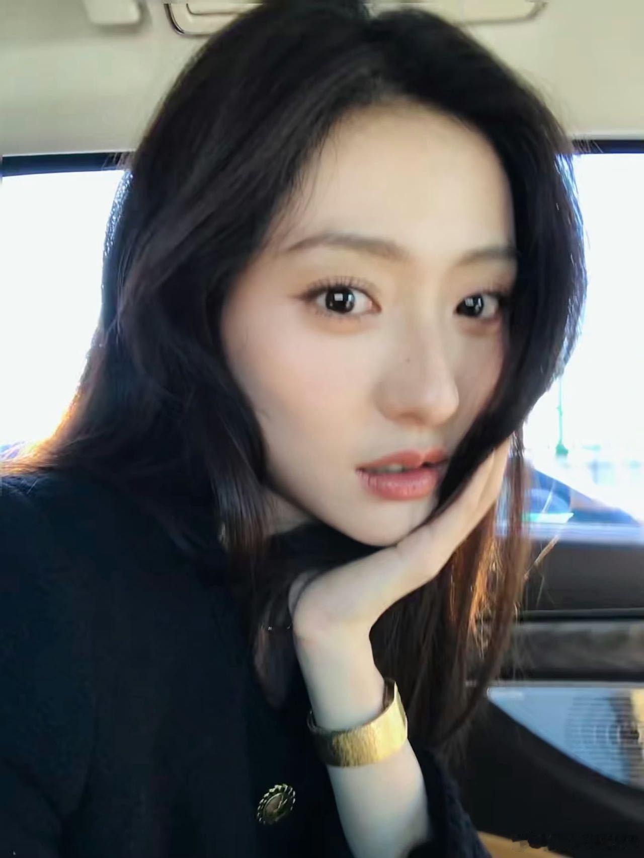 胡连馨学化妆眼睛会了手也会了 基础几样彩妆就能打造完整日常妆，学生党也能轻松复刻