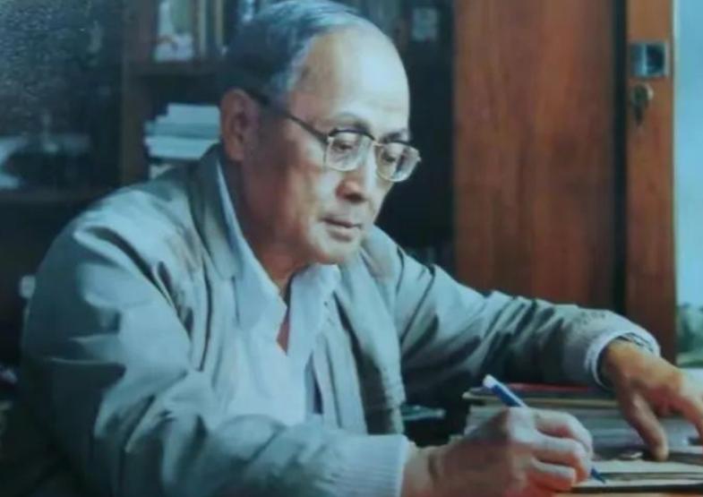 1988年12月，一位白发苍苍的老人，拄着拐杖，踏上了从香港中转回广东丰顺的路。