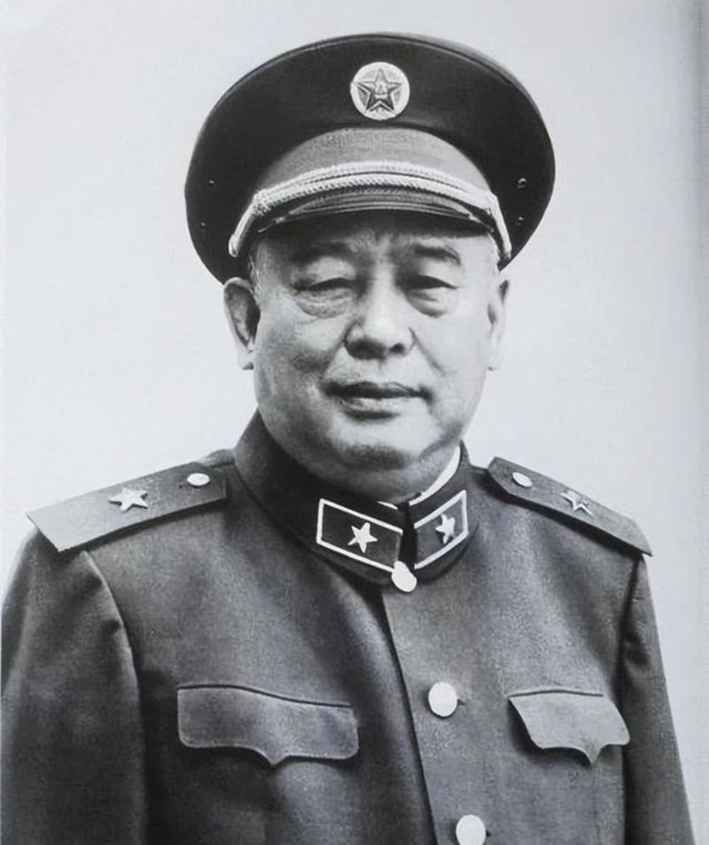 1983年时任总政主任余秋里回乡探亲，弟弟不愿相见说：他当了大官，从不想帮我们兄