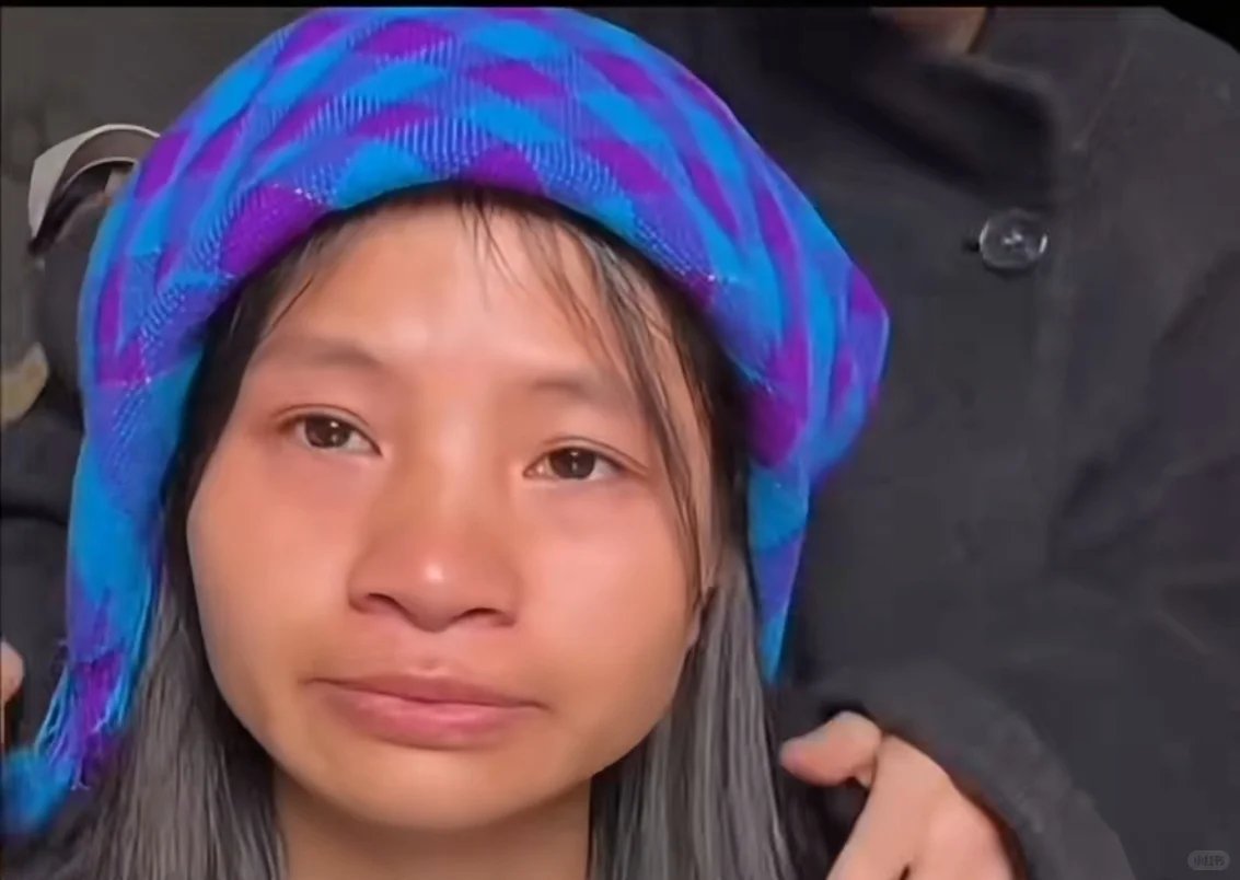 小英爸爸怒斥上拉如小英直播时上拉如突然闯入，要求小英作废离婚协议，小英被吓的不行