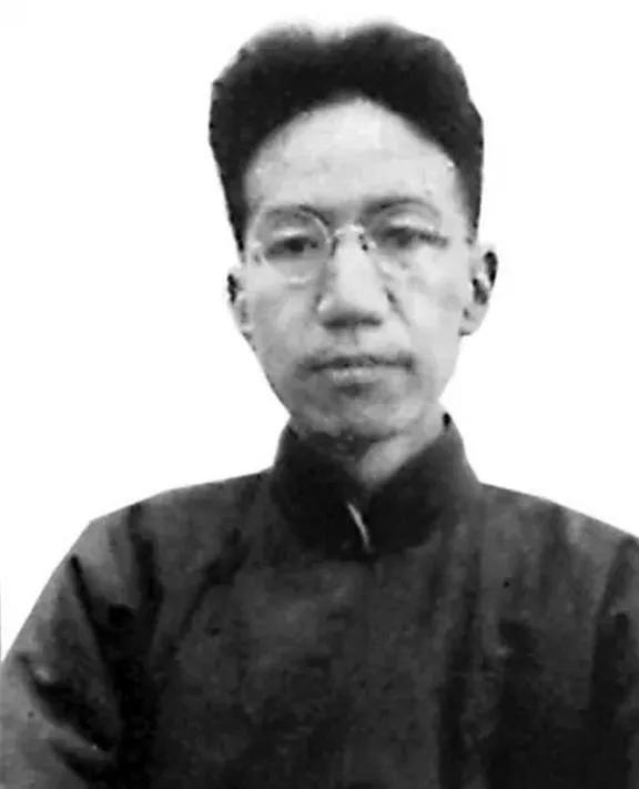 他没有任何文凭，却被大师吴宓称为“全中国最博学的人”。

他曾在德国柏林大学、瑞