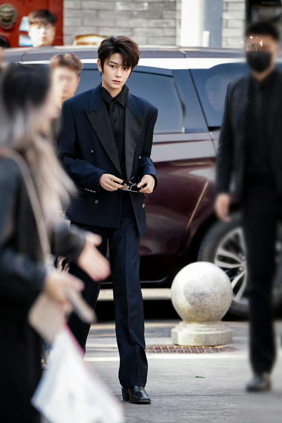 丁禹兮范思哲活动上班 这个身材比例真的绝了 