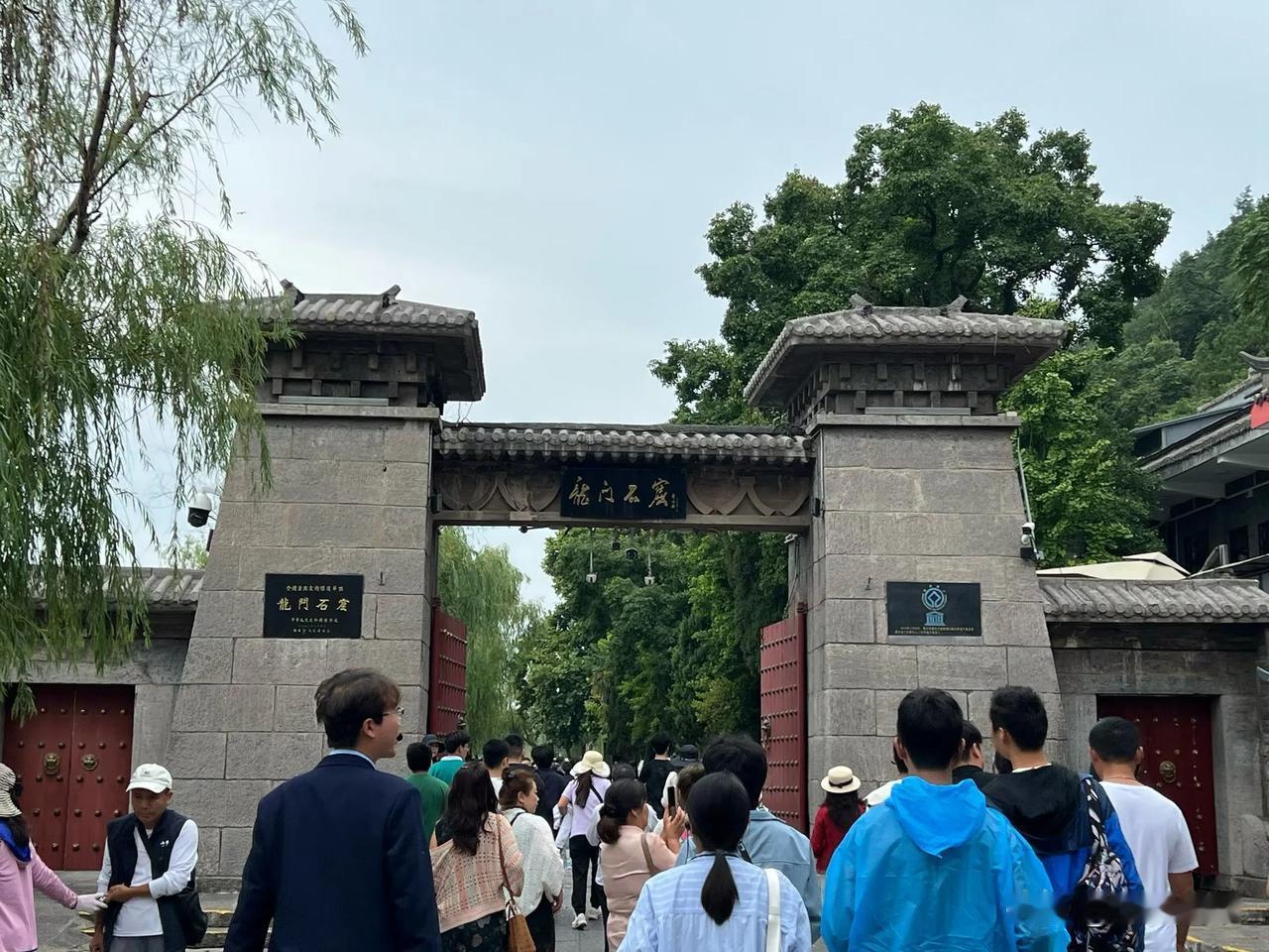 伊水悠悠，千龛佛光犹带唐风，十万造像静听北魏风雨。