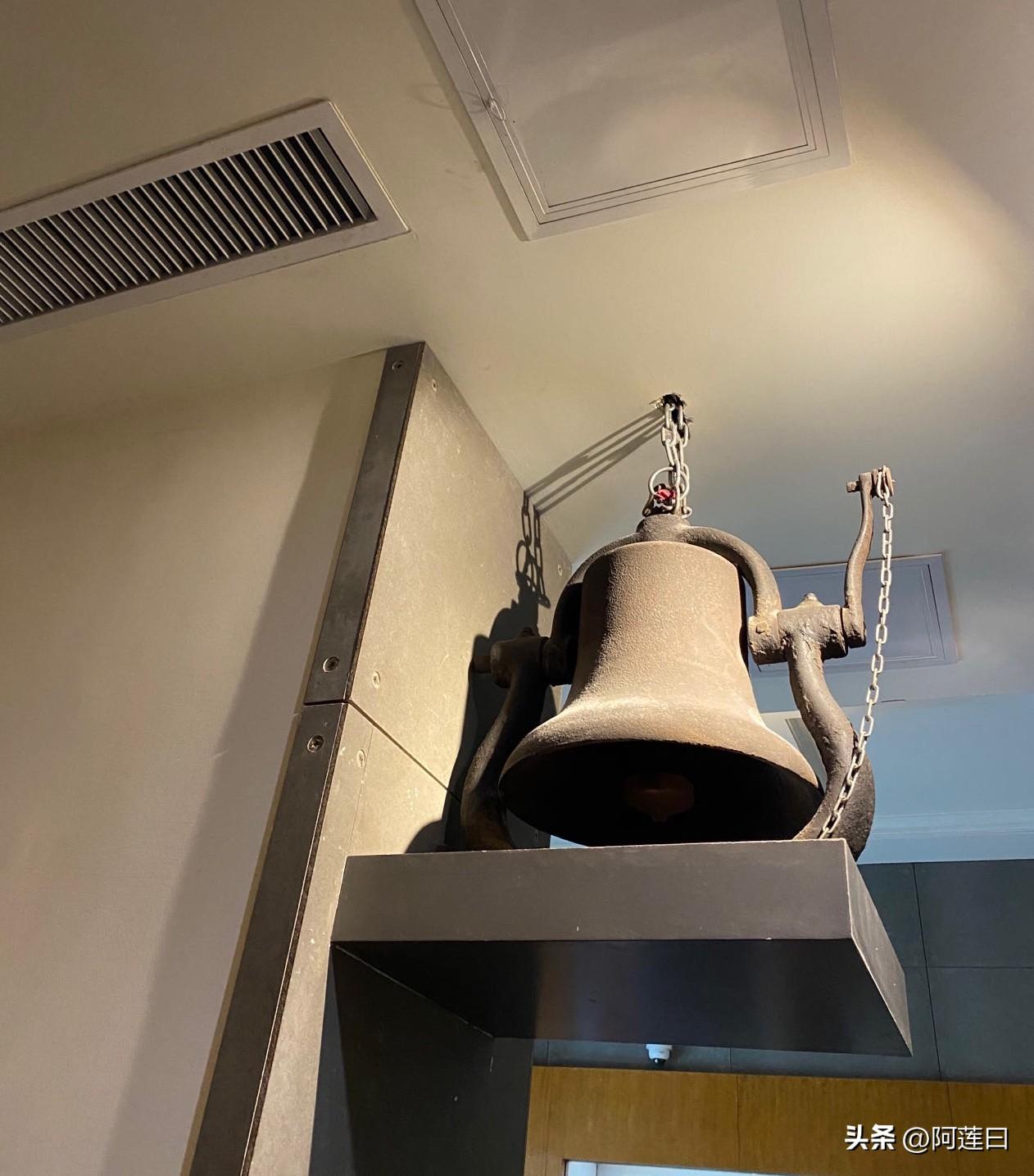 今天出门时，我果断干脆的把楼道窗户根下的2个烟头踢到了邻居家门口的显眼处。

新