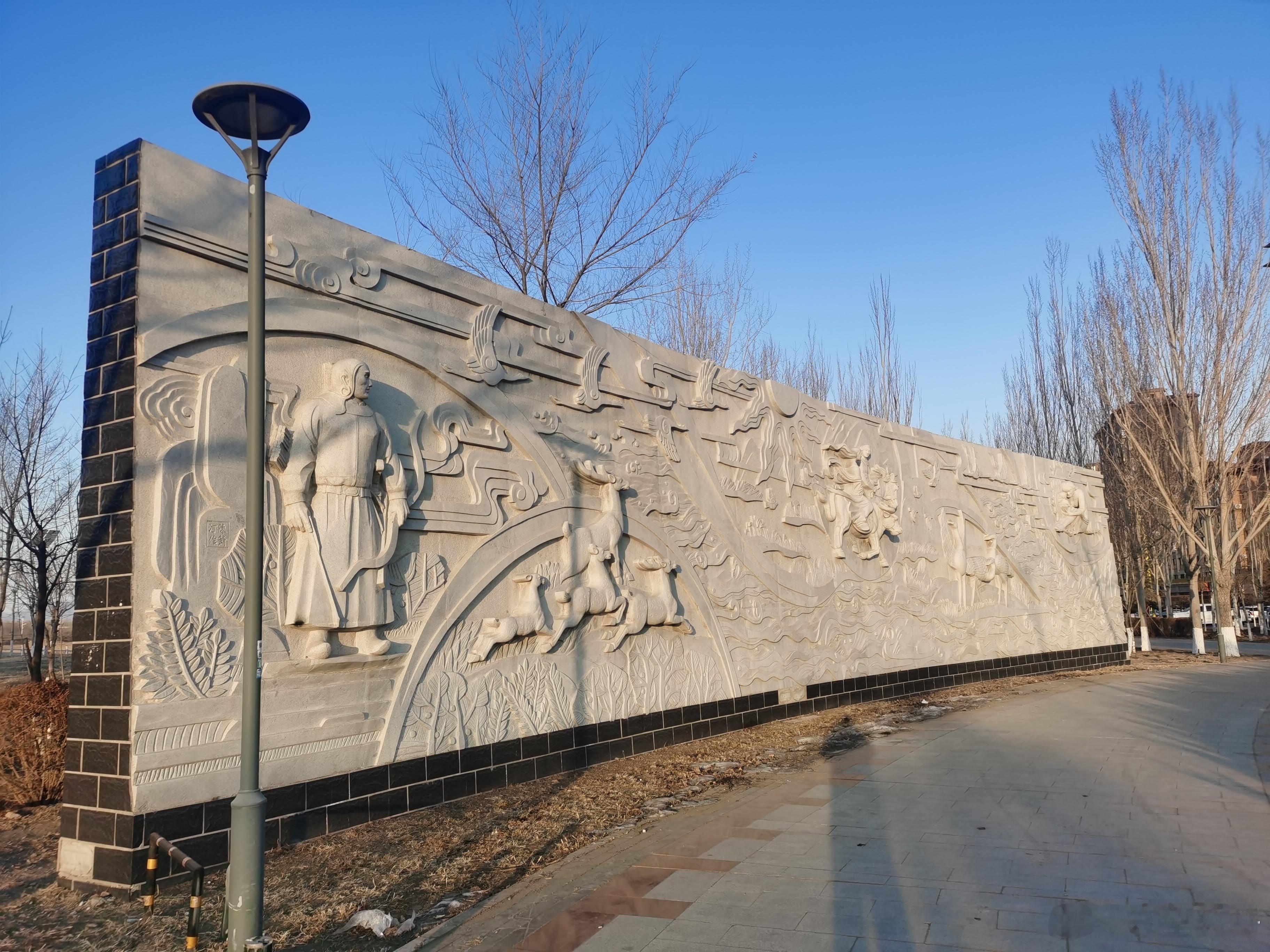 #寻美内蒙古# 在巴林左旗林东镇的契丹辽文化主题公园，随处可见的是辽文化主题雕塑