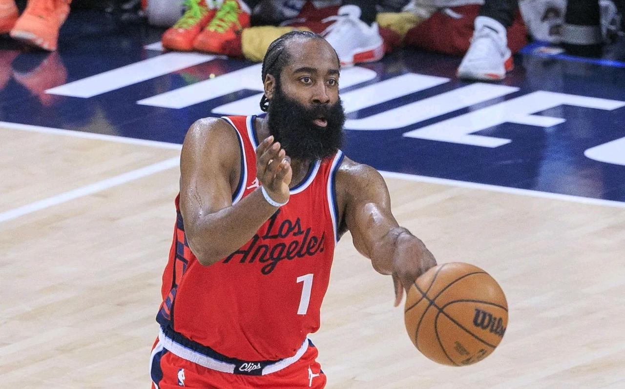 不要将祖八茨看成毒瘤！前年和去年，都有一段高光时段，这个时段的胜率都是联盟第一，