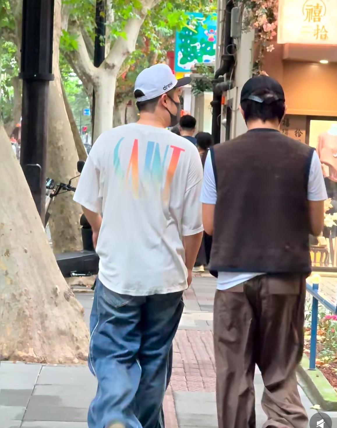 愚园路偶遇明星买文具，生活像普通人，但他们的选择透露什么？
前阵子网上看到有人说