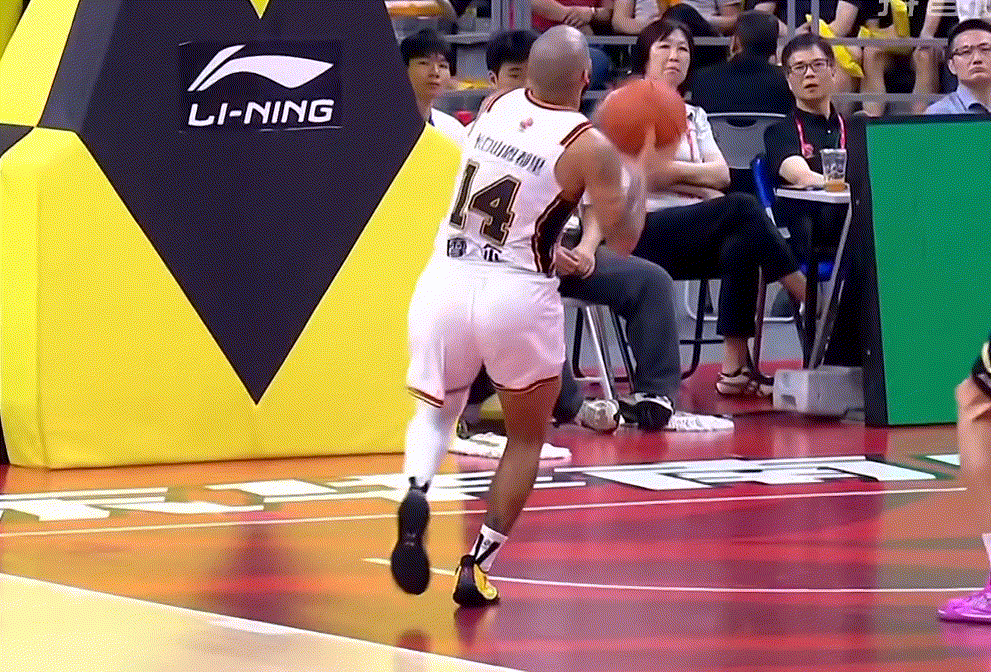 广东队半场领先15分，两队都打得很放松，有种训练赛的感觉了，吉林没有高个内线，奎