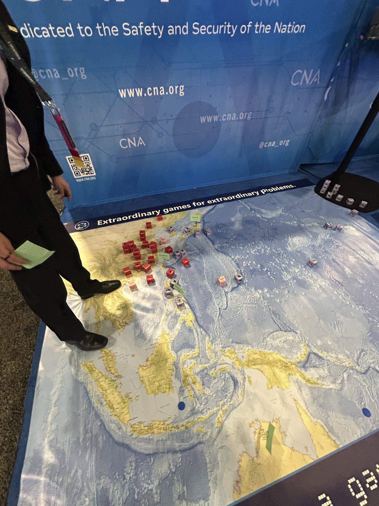 美国一架分析机构在2026海空天(SAS2026)展览上举办的兵棋推演。“中国人