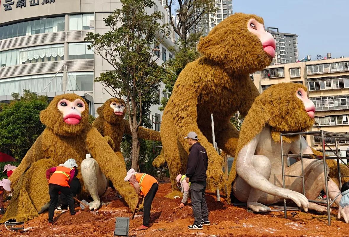 昆明继新年蛇颠颠之后又要上大分了

今天上班路上看见了这几只还没搭建完的猴，瞬间