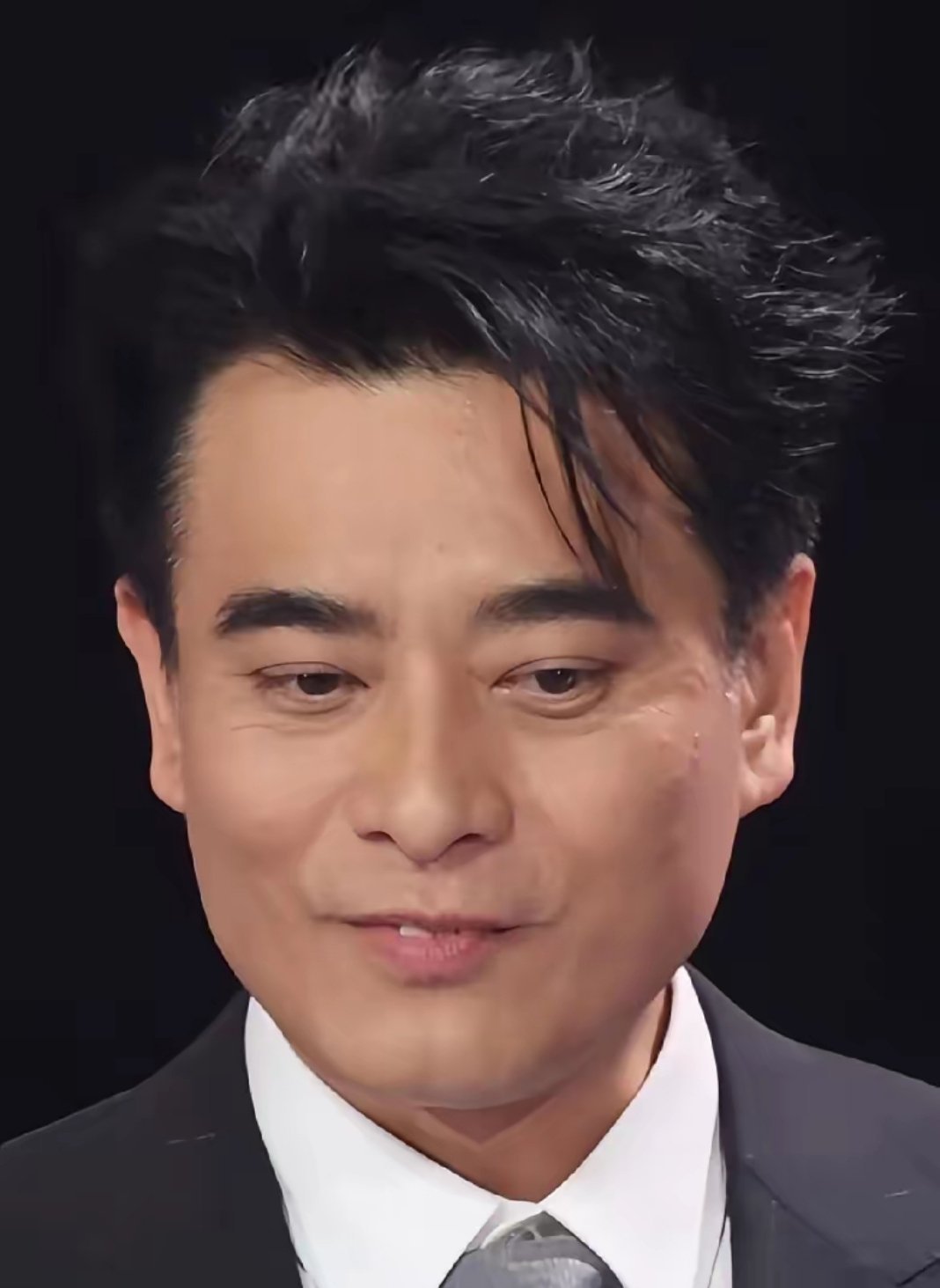 陈龙当年在《真情告白》里帅过胡兵，如今虽有大叔感但底子仍在，只是少了胡兵的精气神