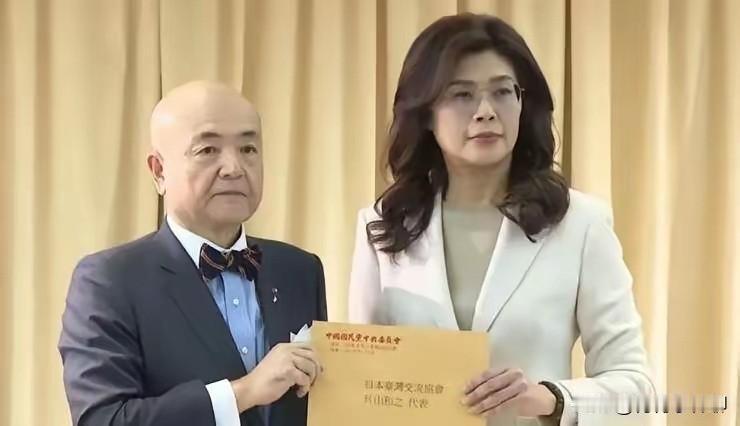 中国国民党主席郑丽文掏自家腰包为日本熊本地震捐资100万新台币，舆情显示，熊本地