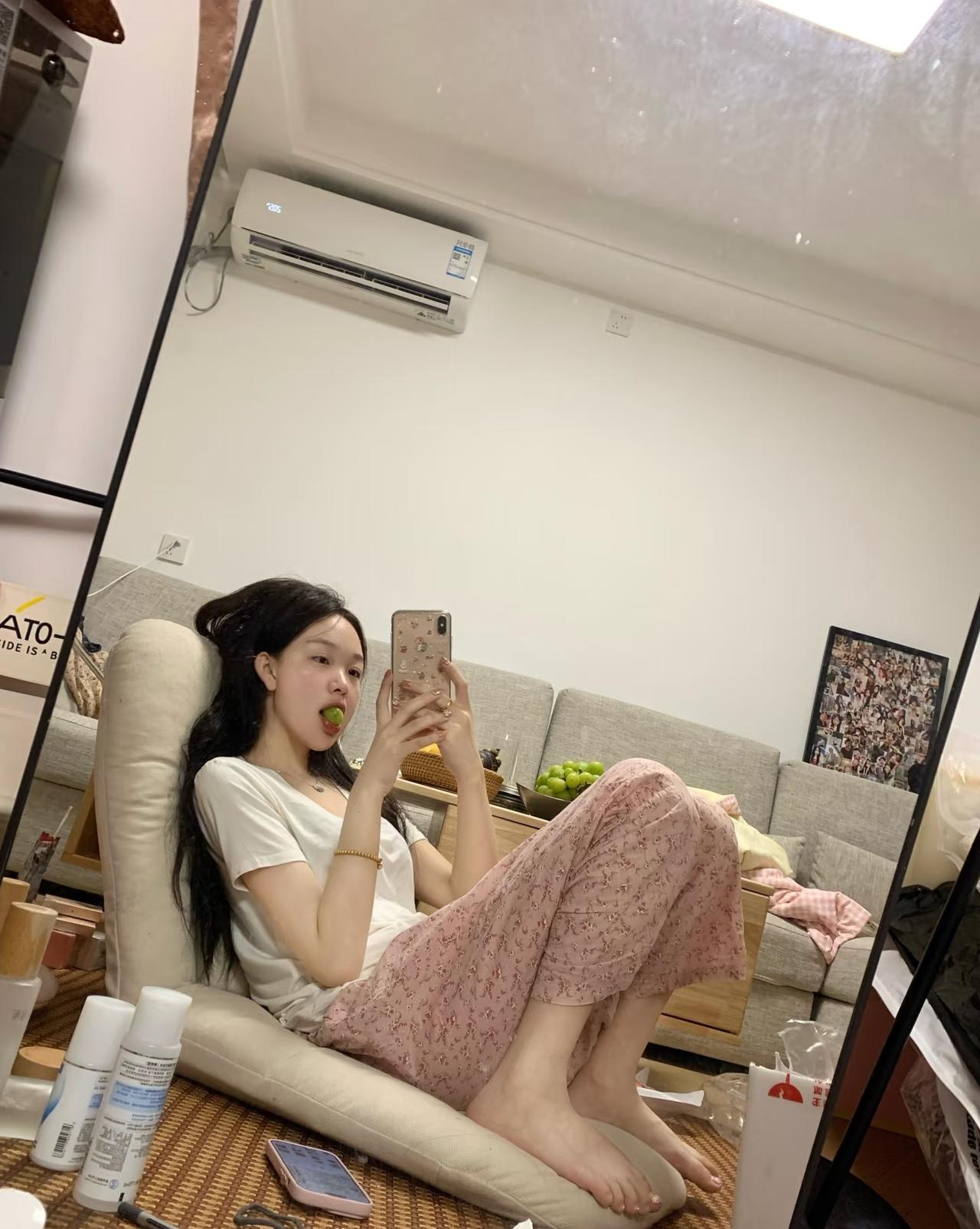 女人没脑子的三种表现
第一种是爱听甜言蜜语，别人说几句好听的就掏心掏肺，轻易相信