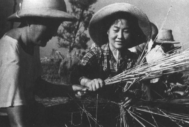 为拍摄电影《李善子》在农村体验生活，左为影片导演郑君里。(1964年)