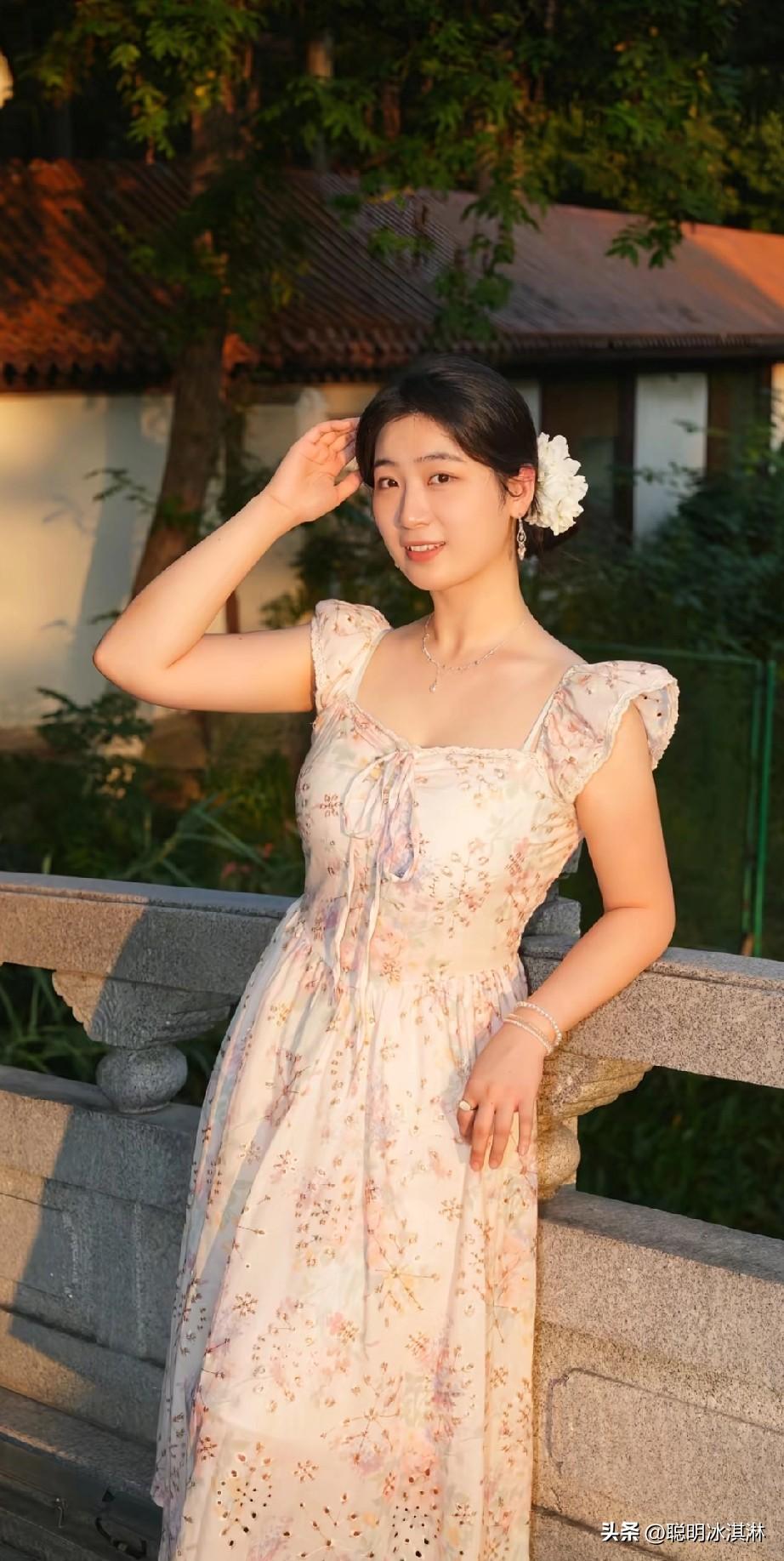 夏日午后，花裙少女在公园长椅上悠然自得，阳光洒落，笑靥如花。