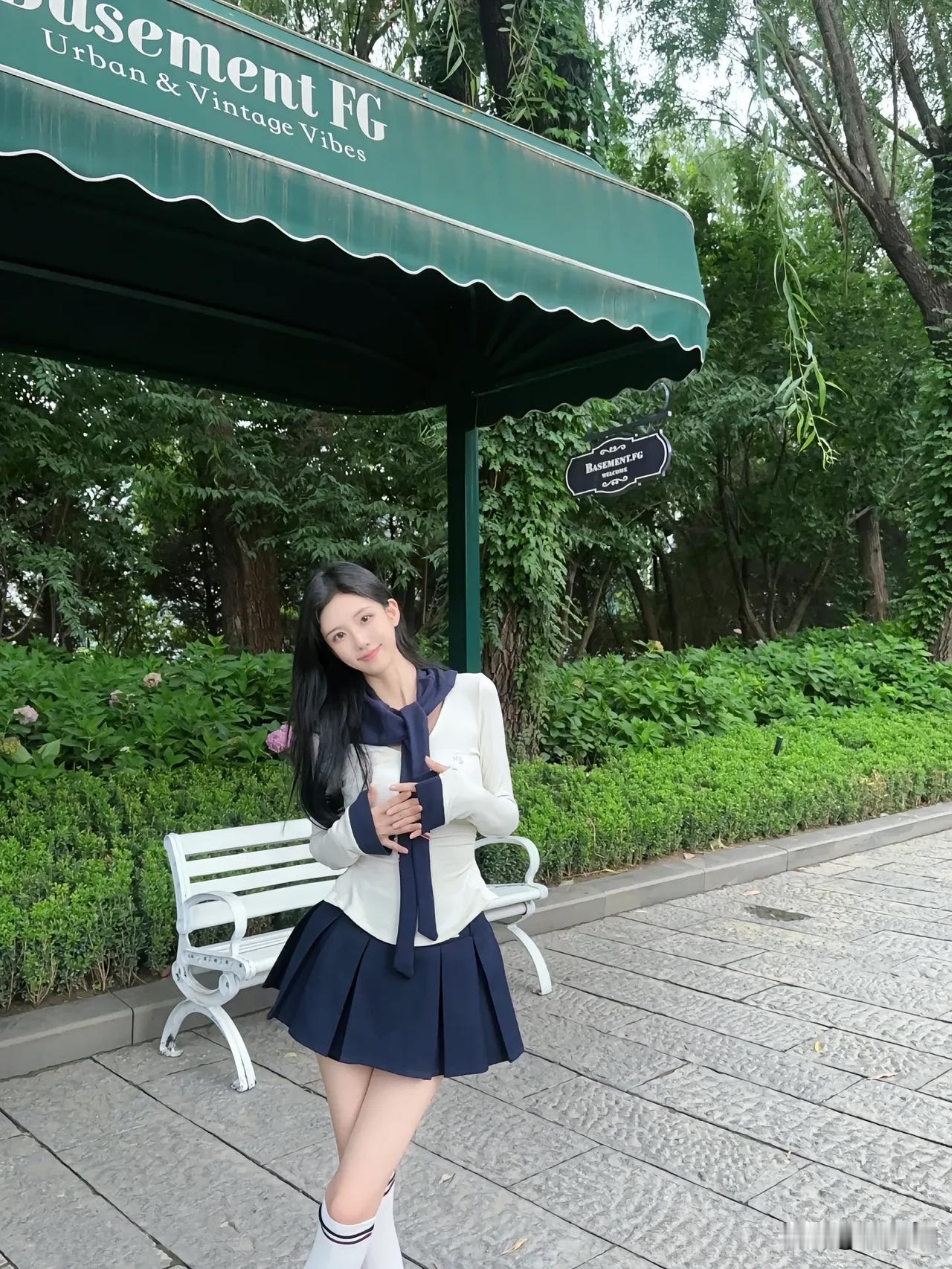绿荫下，少女倚长椅，风华正茂。