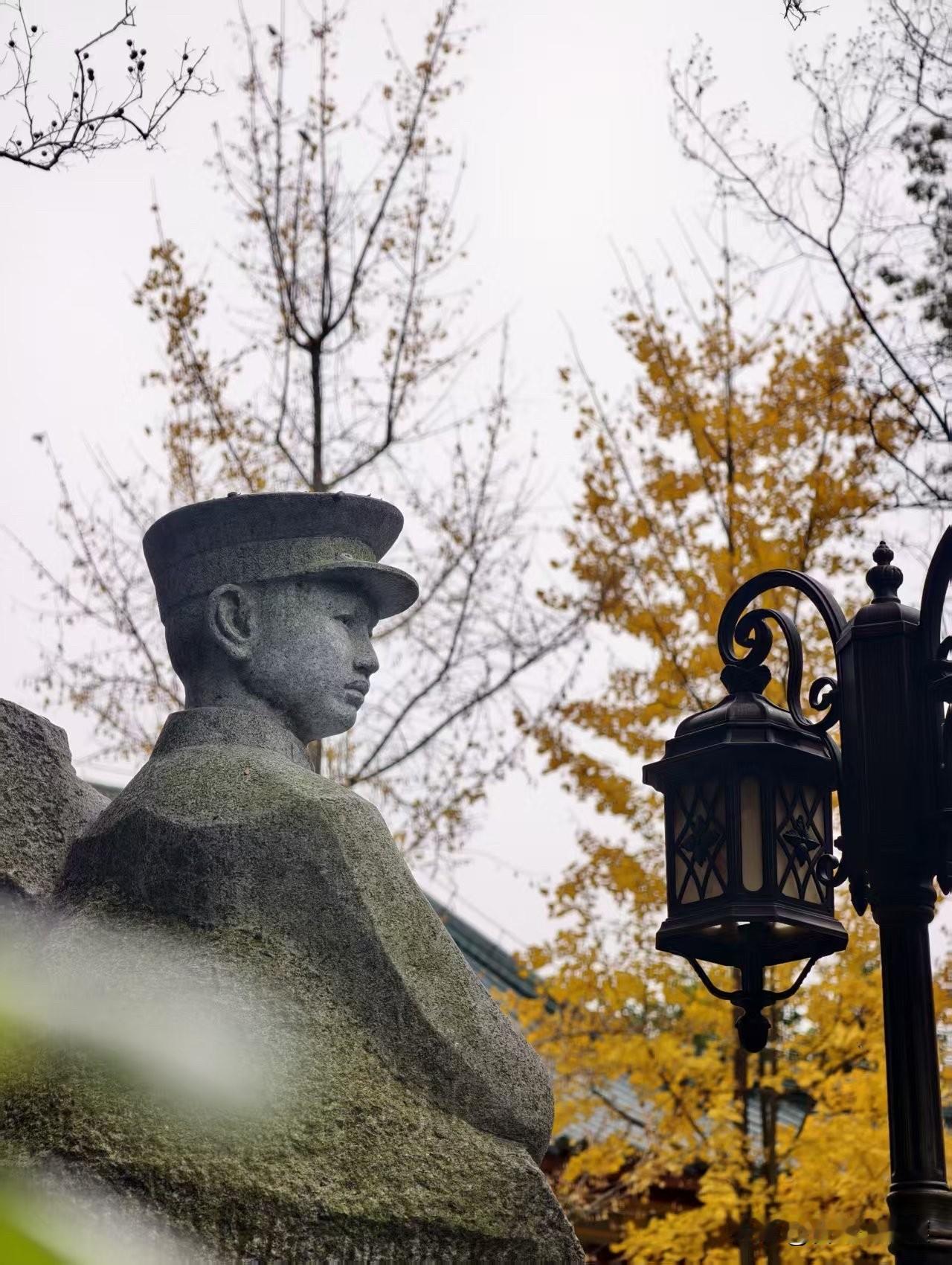 青白江。彭家珍。
朋友问我：「你知道这个人吗？」
站在彭大将军纪念堂前，努力在脑