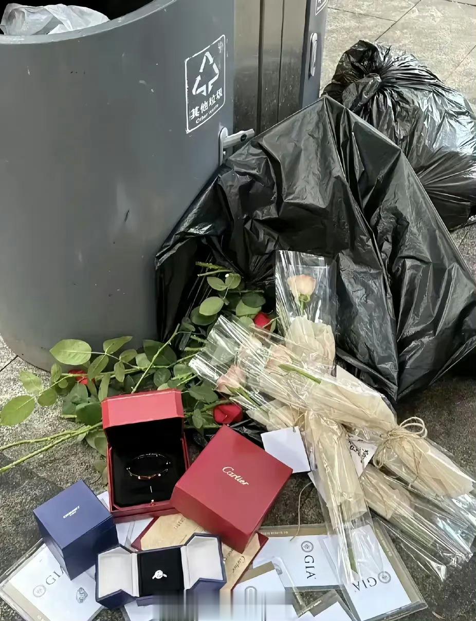 #七夕晚上翻了二十多个垃圾桶#这你们就没经验了，要“七夕”第二天才有收获。[并不