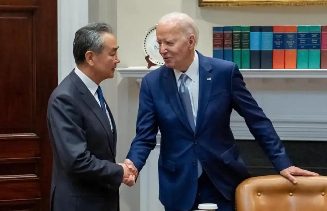 拜登这次终于放下了架子，亲自会见王毅，愿意与中国沟通，我想原因无非是三个方面。一