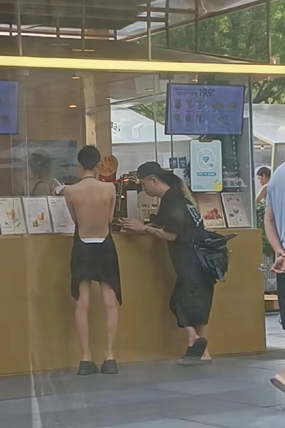 现在的女性穿成这样很安全了，要不怎么说是社会在进步了呢，都多余了那块布
漏太多不