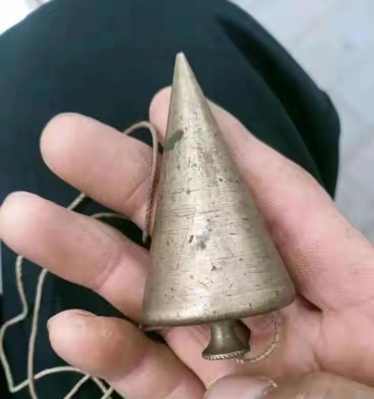 手里拿着个旧金属小喇叭。这不是喇叭吧？这个东西是干什么用的呢？[作揖][玫瑰]