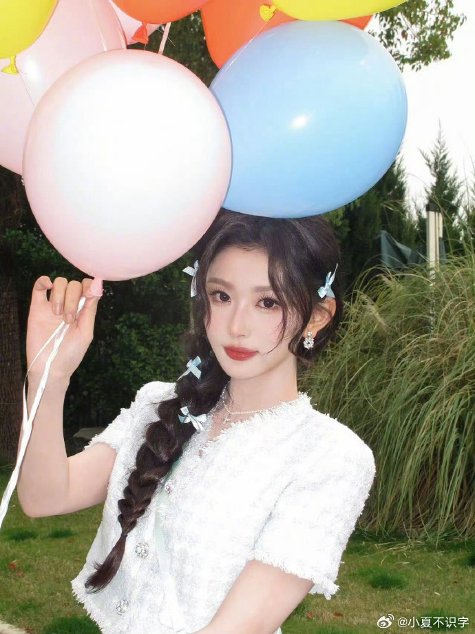 孔雪儿第一时间发现粉丝缺氧真的感慨孔雪儿的细心，机场那么嘈杂拥挤，她自身都被挤得