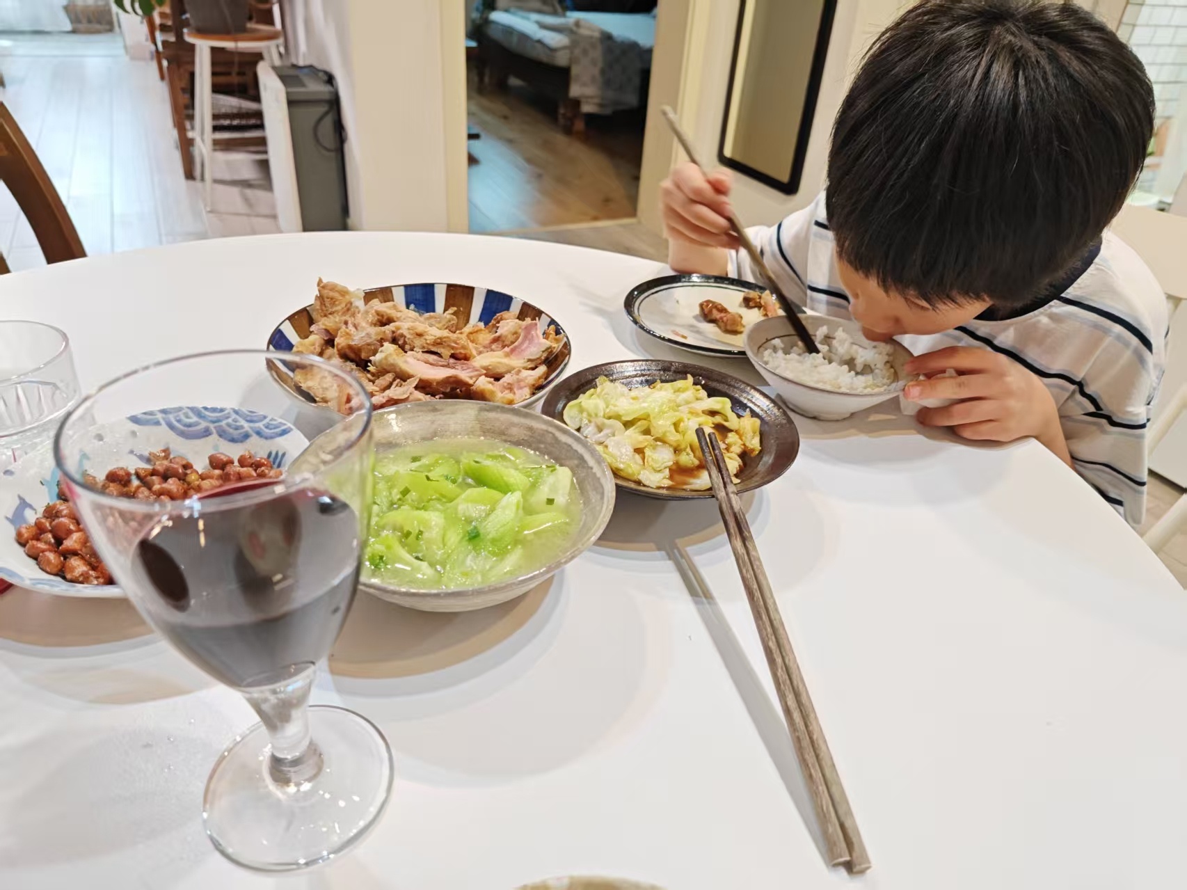 添爸发来小添在乖乖吃饭。然后小添和我说今天考试练习他考得很不好，因为妈妈不在家，