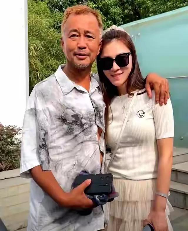 有人说沈巍不爱钱。沈巍说他借出去一百多万，至今没一个人还。他纯净、善良。本着帮忙