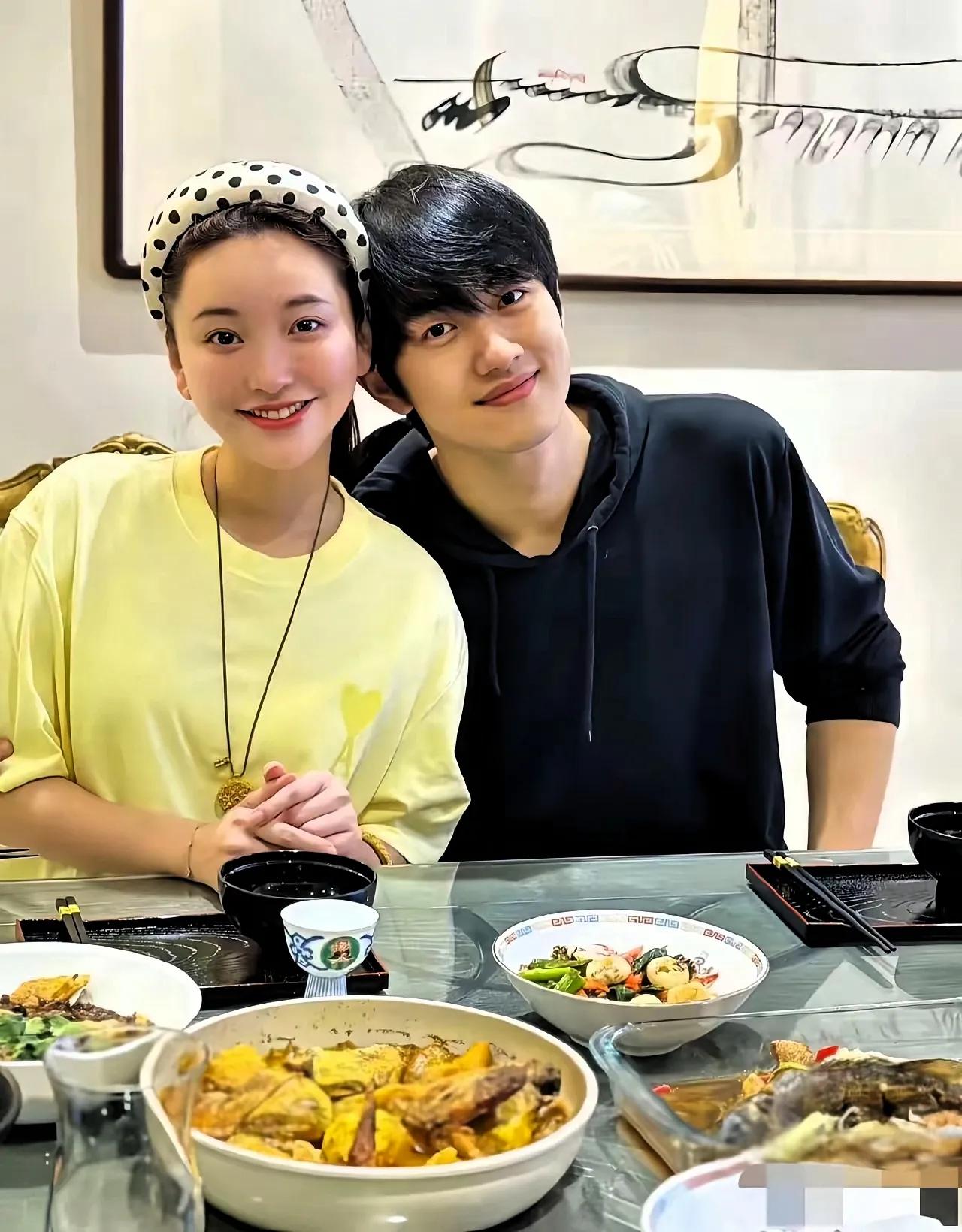 女人有钱不缺爱情
金沙比男的大十几岁，
有爱发电真好，
小男生完全可以不用上班了