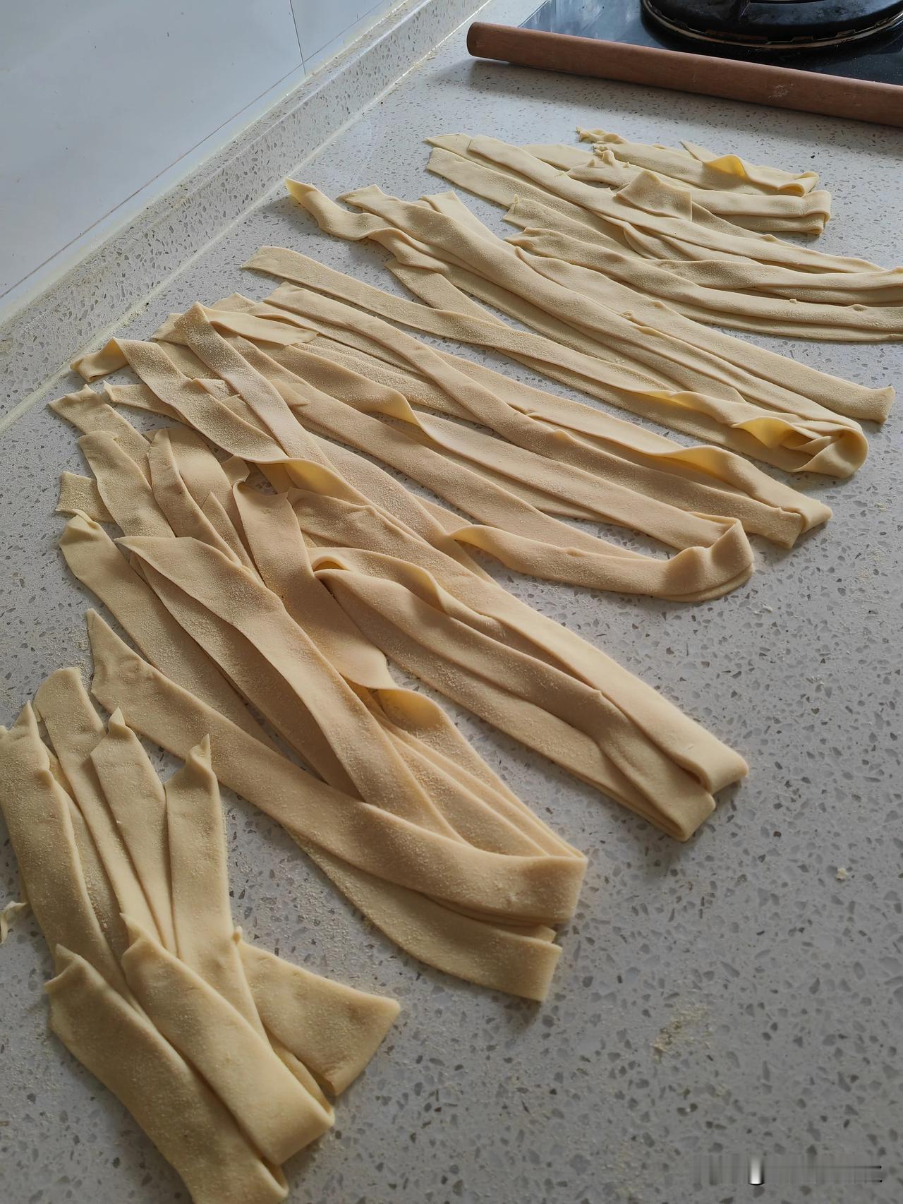 今天自己做手擀面，用亲戚送的自家磨的白面，昨天在郑国渠旅游买的一把野葱（也叫小蒜