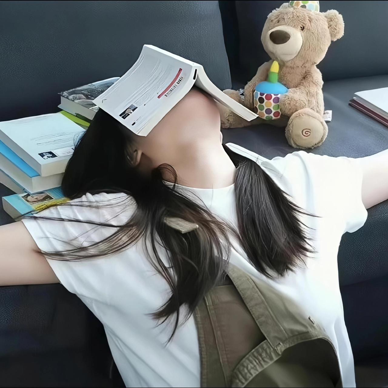 白天太累，夜里崩溃。心里好烦呀！太累了