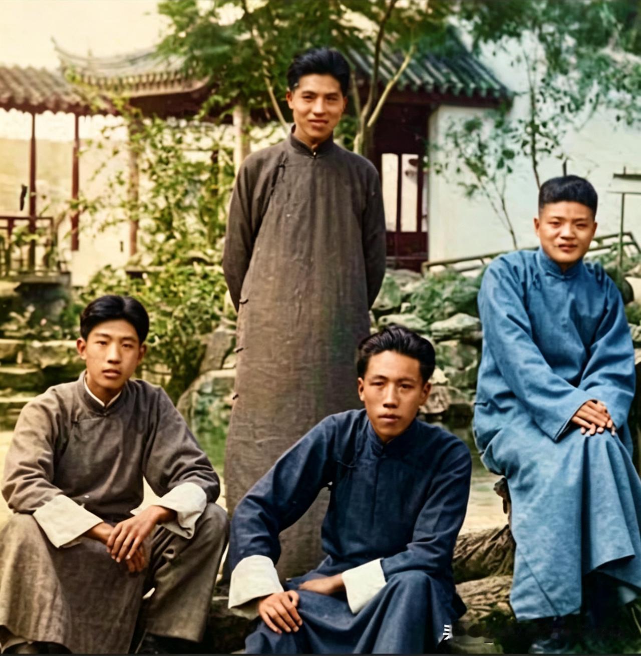 男儿欲报国恩重，战死沙场是善终！

1939年4月，照片中的四位青年是天津地下「