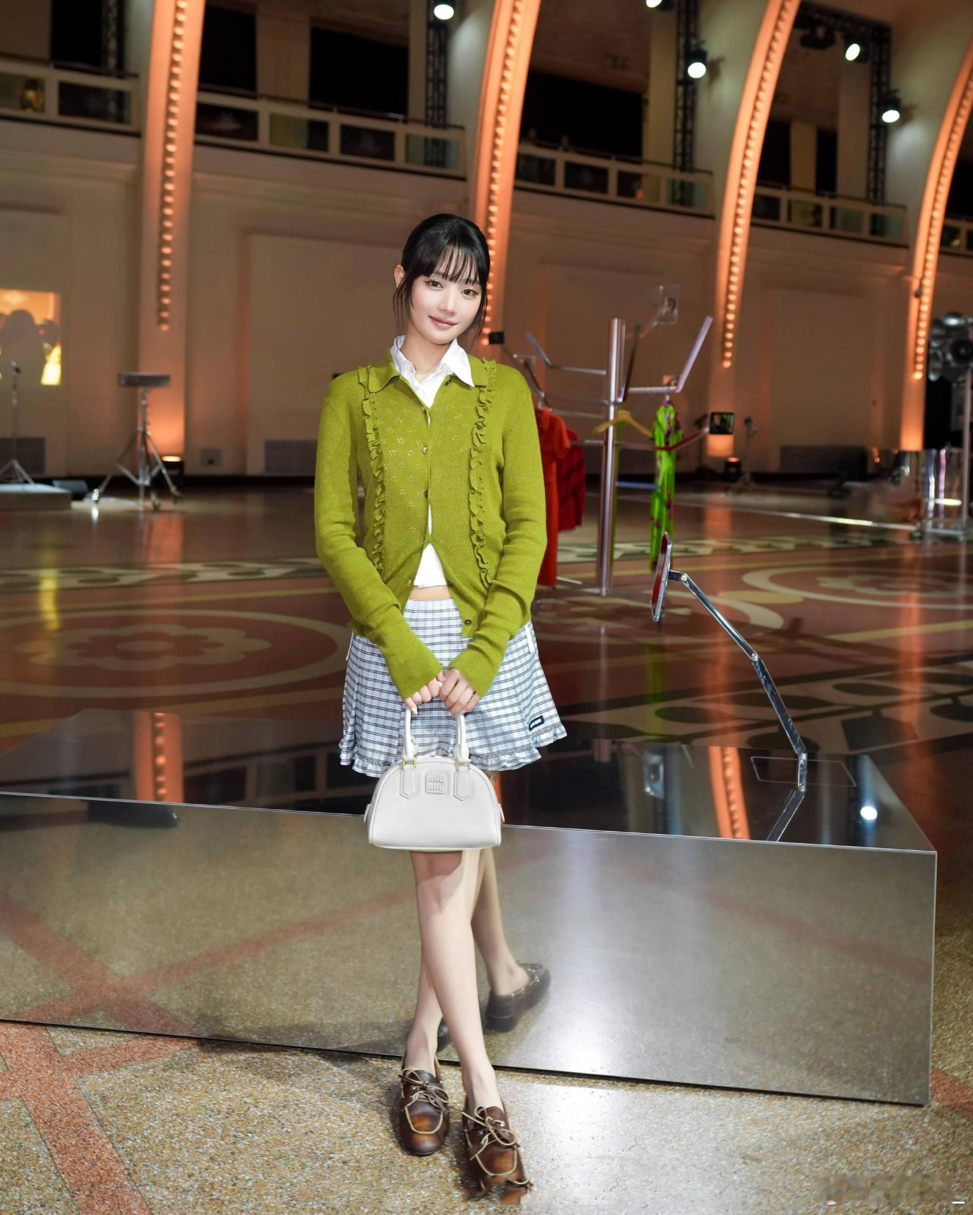 Minnie现身MiuMiu上海展 Minnie亮相MiuMiu上海展览造型图集