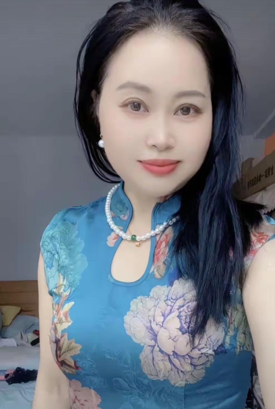 说实话，这个旗袍美女怎么样？魅力无限，丰满迷人。