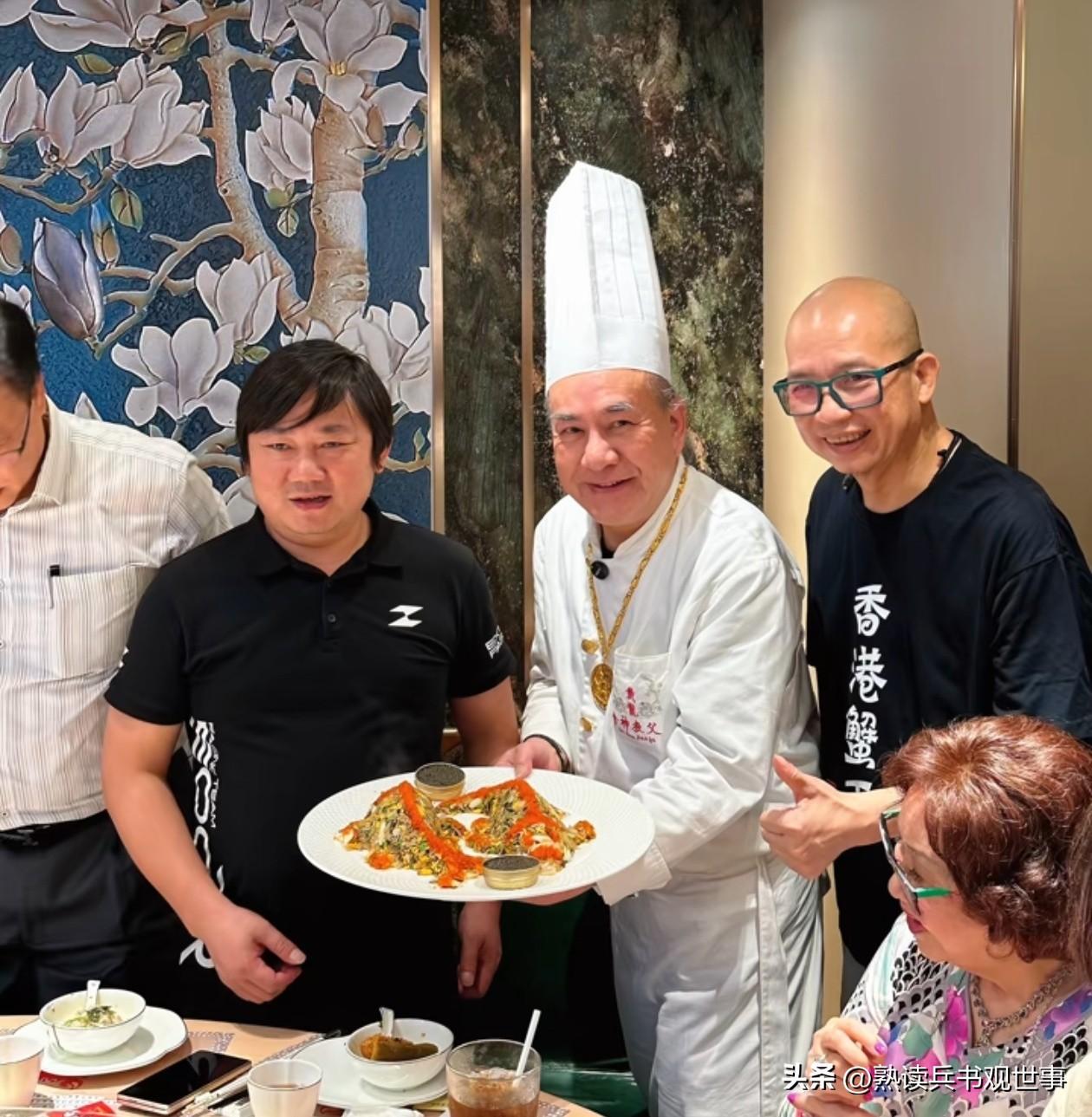 铁血硬汉张雪落泪，因为香港的朋友太热情了，77岁食神专门从上海飞回下厨，97岁李