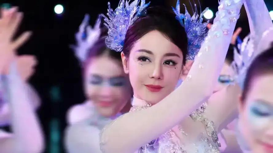 看到了春晚这个馒化的迪丽热巴，才发现原来的热巴确实是好看的灵动的。
她刚出道时，