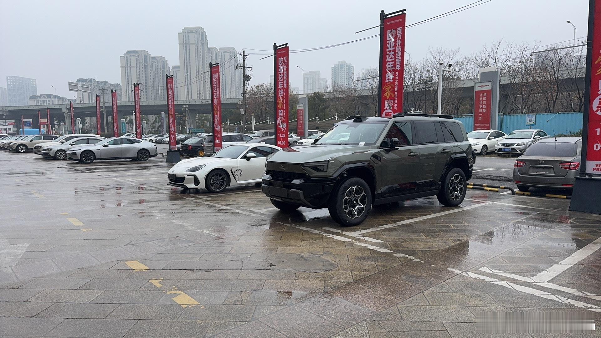 猛士M817现在也很多了 