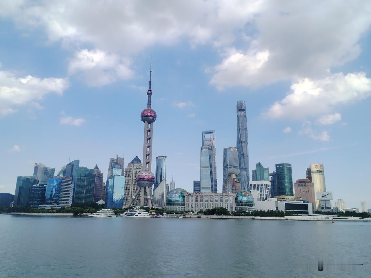 外滩漫步随手拍上海外滩，人头攒动，到处都是人，游人如织，仿佛是某个节日到来外滩氛