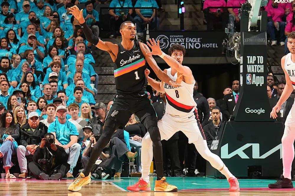 杨瀚森季后赛首秀打了瓶酱油，文班亚马打爆克林根。

西部季后赛首轮G1战马刺11