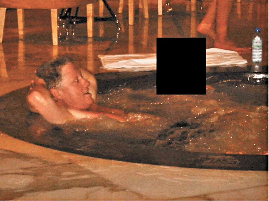 【美媒：克林顿称不认识按摩浴缸中女子】据美国有线电视新闻网（CNN）报道，当地时