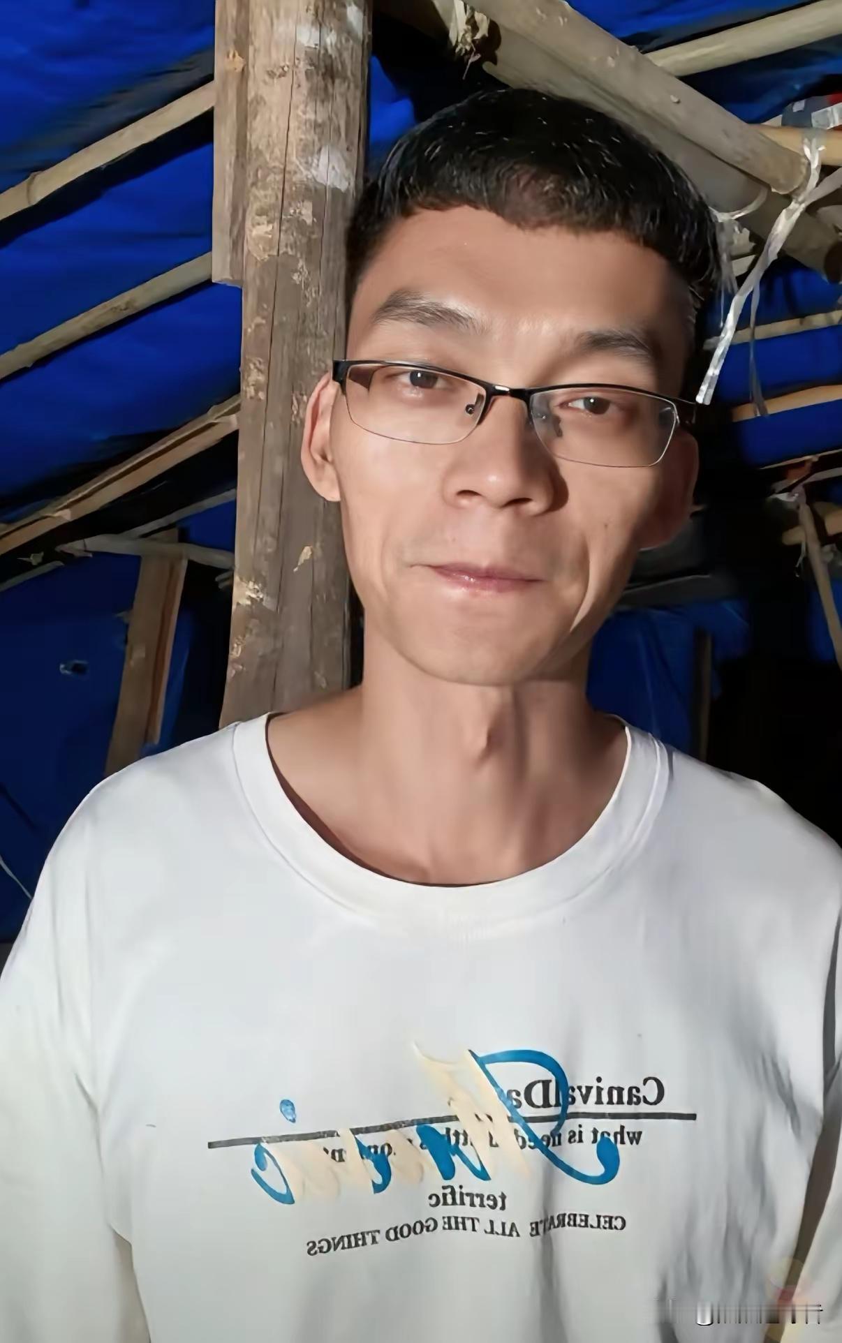 今晚刷到唐尚珺老家直播，镜头里他穿着洗得发白的T恤，坐在自家小院的竹椅上，身后是