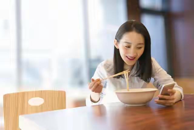 离婚这么多年，我算是想通了：
二婚女人的硬气，
真的不是靠爱情！  

这些年一